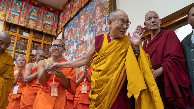 Thánh Đức Đạt Lai Lạt Ma vẫy tay chào khán giả khi Ngài quang lâm đến Chánh Điện của Chùa Chính Tây Tạng ở Dharamsala, HP, Ấn Độ vào 4 tháng 9, 2018. Ảnh của Tenzin Choejor