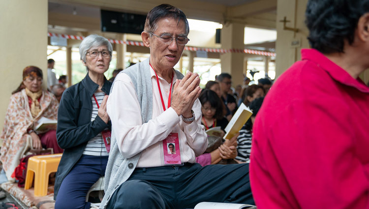 Một số trong số hơn 1.200 người từ các quốc gia Đông Nam Á tụng những lời cầu nguyện khi bắt đầu Pháp Hội của Thánh Đức Đạt Lai Lạt Ma tại Chùa Tây Tạng chính ở Dharamsala, HP, Ấn Độ vào 4 tháng 9, 2018. Ảnh của Tenzin Choejor
