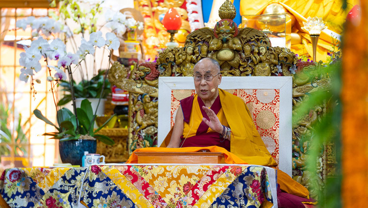 Thánh Đức Đạt Lai Lạt Ma nói chuyện trong ngày đầu tiên của Pháp Hội của Ngài được thỉnh cầu bởi các nhóm từ Đông và Đông Nam Á tại Chùa Tây Tạng chính ở Dharamsala, HP, Ấn Độ vào 4 tháng 9, 2018. Ảnh của Tenzin Choejor
