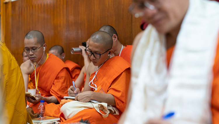 Các thành viên của cộng đồng tu viện Thái Lan ghi chép trong lúc Thánh Đức Đạt Lai Lạt Ma giảng dạy tại Chùa Tây Tạng chính ở Dharamsala, HP, Ấn Độ vào 4 tháng 9, 2018. Ảnh của Tenzin Choejor