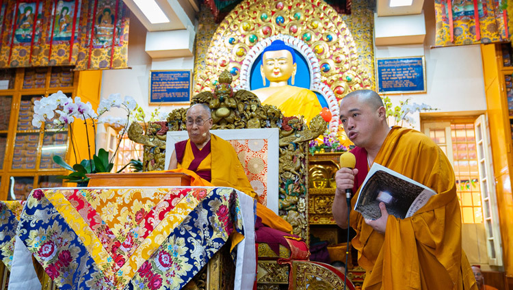 Một câu hỏi từ phía khán giả được đọc lên để Thánh Đức Đạt Lai Lạt Ma trả lời trong buổi thuyết giảng của Ngài tại Chùa Chính Tây Tạng ở Dharamsala, HP, Ấn độ vào 04 tháng 09, 2018