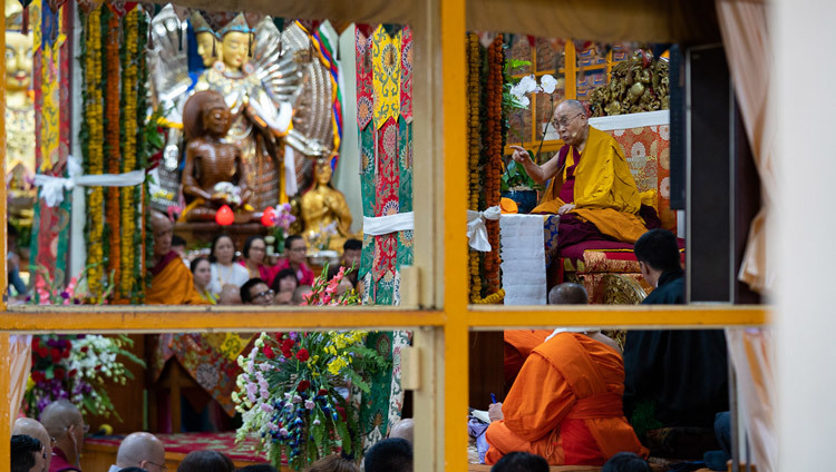 Một quang cảnh nhìn từ bên ngoài Chùa Tây Tạng chính trong lúc Thánh Đức Đạt Lai Lạt Ma giảng dạy tại Dharamsala, HP, Ấn Độ vào 4 tháng 9, 2018. Ảnh của Tenzin Choejor