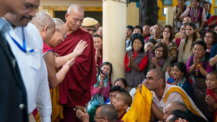 Thánh Đức Đạt Lai Lạt Ma chào mừng các thành viên của khán giả ngồi bên ngoài Chùa Tây Tạng chính khi Ngài khởi hành để trở về dinh thự của mình vào lúc kết thúc ngày thuyết giảng đầu tiên tại Dharamsala, HP, Ấn Độ vào 4 tháng 9, 2018. Ảnh của Tenzin Choejor