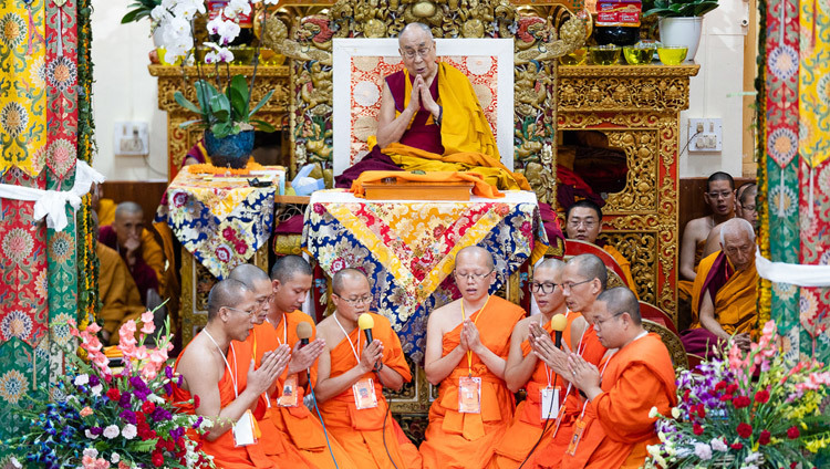 Chư Tăng Thái Lan tụng bằng tiếng Pali về “Xưng tán Thập Ba La Mật” theo truyền thống Theravada vào đầu ngày thứ hai của Pháp Hội Thánh Đức Đạt Lai Lạt Ma tại Tu viện chính Tây Tạng ở Dharamsala, HP, Ấn Độ ngày 5 tháng 9, 2018. Ảnh của Tenzin Choejor