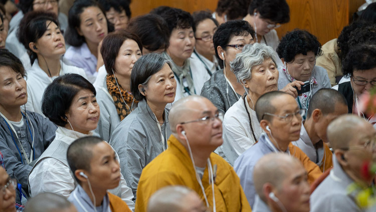 Các thành viên của các nhóm từ Đông Nam Á lắng nghe Thánh Đức Đạt Lai Lạt Ma thuyết Pháp vào ngày thứ hai của Pháp Hội của Ngài tại Chùa Tây Tạng chính ở Dharamsala, HP, Ấn Độ vào 5 tháng 9, 2018. Ảnh của Tenzin Choejor