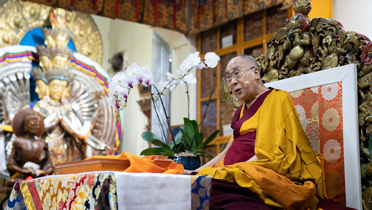 Thánh Đức Đạt Lai Lạt Ma thuyết Pháp vào ngày thứ hai của Pháp Hội của Ngài tại Chùa Tây Tạng chính ở Dharamsala, HP, Ấn Độ vào 5 tháng 9, 2018. Ảnh của Tenzin Choejor