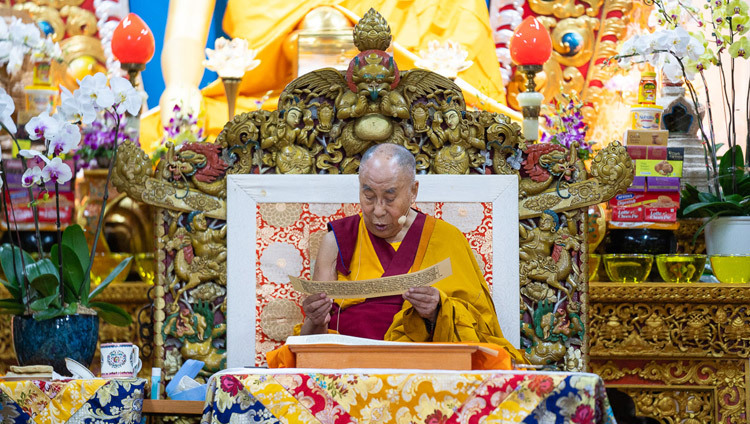 Thánh Đức Đạt Lai Lạt Ma đọc từ bản văn vào ngày Pháp hội thứ hai của Ngài tại Chùa Tây Tạng chính ở Dharamsala, HP, Ấn Độ vào 5 tháng 9, 2018. Ảnh của Lobsang Tsering