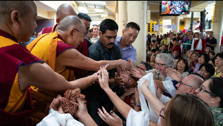 Thánh Đức Đạt Lai Lạt Ma chào mừng các thành viên của khán giả khi Ngài khởi hành từ Chùa Tây Tạng chính vào cuối ngày Pháp Hội thứ hai của Ngài tại Chùa Tây Tạng chính ở Dharamsala, HP, Ấn Độ ngày 5 tháng 9, 2018. Ảnh của Tenzin Choejor