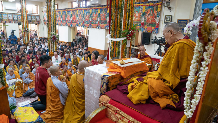 Thánh Đức Đạt Lai Lạt Ma thực hiện các nghi thức chuẩn bị cho Lễ Gia Trì Quán Thế Âm trong khi một nhóm tụng “Bát Nhã Tâm Kinh” bằng tiếng Việt vào ngày thứ ba của Pháp hội của Ngài ở Dharamsala, HP, Ấn Độ vào 6 tháng 9, 2018. Ảnh của Tenzin Choejor