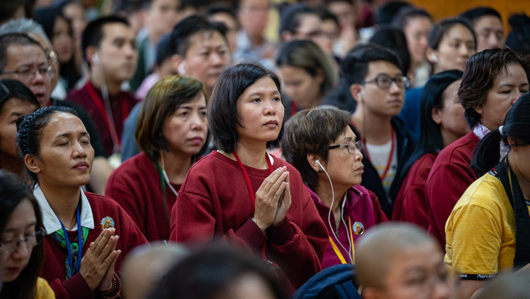 Các thành viên của khán giả lắng nghe Thánh Đức Đạt Lai Lạt Ma trong ngày Pháp Hội thứ ba của Ngài tại Chùa Tây Tạng chính ở Dharamsala, HP, Ấn Độ vào 6 tháng 9, 2018. Ảnh của Tenzin Choejor