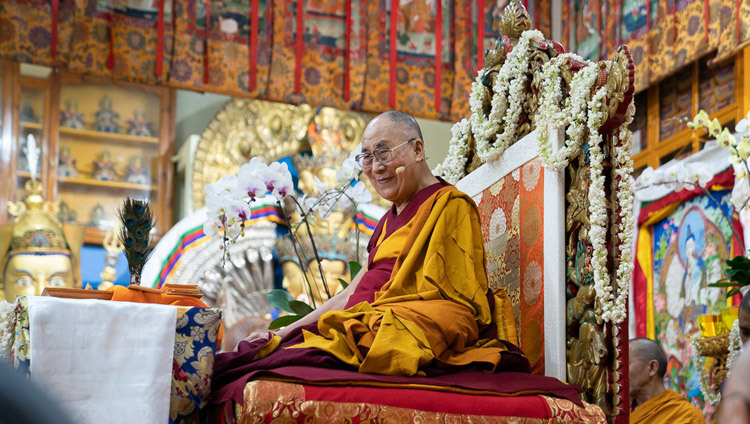 Thánh Đức Đạt Lai Lạt Ma giải thích cho khán giả vào ngày Pháp Hội thứ ba của Ngài tại Chùa Tây Tạng chính ở Dharamsala, HP, Ấn Độ vào 6 tháng 9, 2018. Ảnh của Tenzin Choejor
