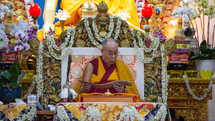 Thánh Đức Đạt Lai Lạt Ma ban truyền Lễ Gia Trì của Đức Quan Âm Đại Bi giải thoát chúng sanh khỏi các ác đạo - tại Chùa Tây Tạng chính ở Dharamsala, HP, Ấn Độ ngày 6 tháng 9 năm 2018. Ảnh của Lobsang Tsering