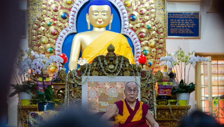 Thánh Đức Đạt Lai Lạt Ma trả lời câu hỏi từ phía khán giả vào ngày Pháp Hội cuối cùng của Ngài dành cho Phật tử đến từ Đông và Đông Nam Á tại Chùa Tây Tạng chính ở Dharamsala, HP, Ấn Độ ngày 7 tháng 9, 2018. Ảnh của Lobsang Tsering
