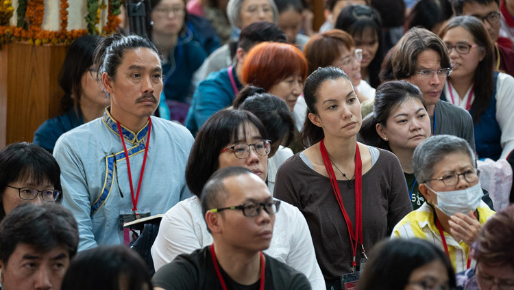 Các thành viên của khán giả lắng nghe Thánh Đức Đạt Lai Lạt Ma trong buổi hỏi đáp vào ngày Pháp hội cuối cùng tại Chùa Tây Tạng chính ở Dharamsala, HP, Ấn Độ vào 7 tháng 9, 2018. Ảnh của Tenzin Choejor