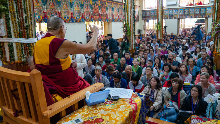 Thánh Đức Đạt Lai Lạt Ma trả lời câu hỏi của khán giả vào ngày Pháp hội cuối cùng của Ngài dành cho Phật tử từ Đông và Đông Nam Á tại Chùa Tây Tạng chính tại Dharamsala, HP, Ấn Độ ngày 7 tháng 9, 2018. Ảnh của Tenzin Choejor