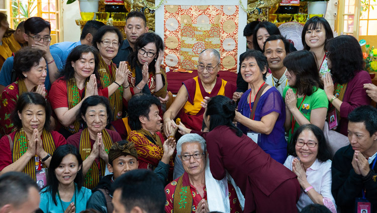 Thánh Đức Đạt Lai Lạt Ma chụp hình với một trong số nhiều nhóm các thành viên của khán giả từ Đông và Đông Nam Á vào lúc kết thúc Pháp hội của Ngài tại Chùa Tây Tạng chính ở Dharamsala, HP, Ấn Độ vào 7 tháng 9, 2018. Ảnh của Tenzin Choejor