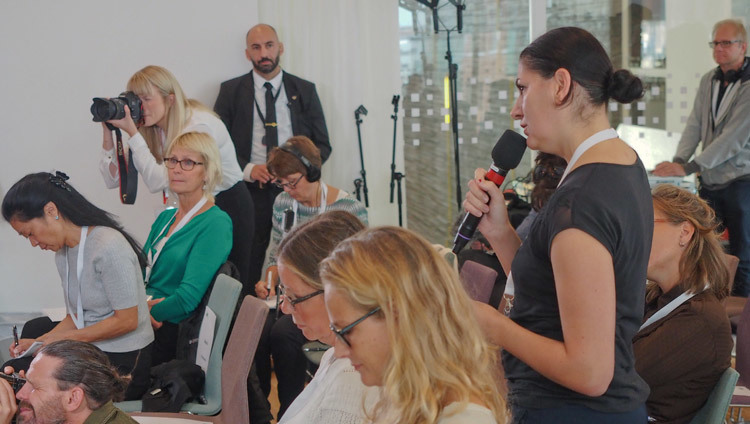 Một thành viên báo chí hỏi Thánh Đức Đạt Lai Lạt Ma một câu hỏi trong cuộc họp của họ tại Malmö, Thụy Điển vào 12 tháng 9, 2018. Ảnh của Jeremy Russell