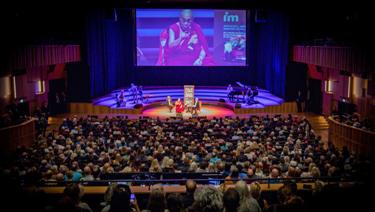 Một quang cảnh của thính phòng Malmö Live trong lúc Thánh Đức Đạt Lai Lạt Ma nói chuyện tại Malmö, Thụy Điển ngày 12 tháng 9, 2018. Ảnh của Erik Törner / IM