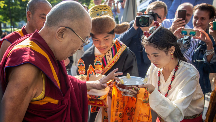 Các thành viên của cộng đồng Tây Tạng cúng dường lên Thánh Đức Đạt Lai Lạt Ma sự cung đón truyền thống khi Ngài quang lâm đến khách sạn ở Rotterdam, Hà Lan vào 14 tháng 9, 2018. Ảnh của Jeppe Schilde