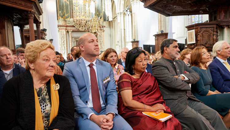 Các thành viên của khán giả tham dự đang lắng nghe Thánh Đức Đạt Lai Lạt Ma nói chuyện trong cuộc thảo luận về ‘Người máy và TelePresence' tại Nieuwe Kerk ở Amsterdam, Hà Lan vào 15 tháng 9, 2018. Ảnh của Olivier Adam