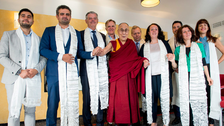 Các Nghị sĩ Hà Lan choàng chiếc khăn trắng truyền thống do Thánh Đức Đạt Lai Lạt Ma tặng sau cuộc gặp gỡ tại Rotterdam, Hà Lan vào 17 tháng 9, 2018. Ảnh của Jurjen Donkers