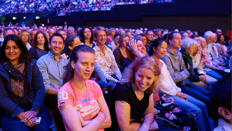 Các thành viên của khán giả lắng nghe Thánh Đức Đạt Lai Lạt Ma trong buổi thuyết Pháp của Ngài tại Ahoy Arena ở Rotterdam, Hà Lan vào 17 tháng 9, 2018. Ảnh của Olivier Adam