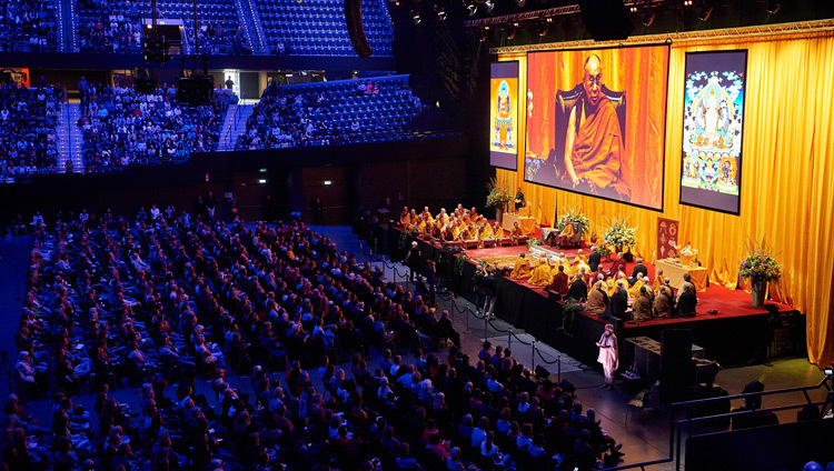 Một quang cảnh của khán đài khi Thánh Đức Đạt Lai Lạt Ma giảng dạy tại Ahoy Arena ở Rotterdam, Hà Lan vào 17 tháng 9, 2018. Ảnh của Olivier Adam