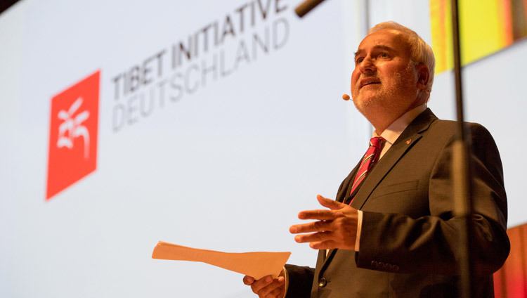 Wolfgang Grader của Sáng kiến Tây Tạng De giới thiệu chương trình tại Toà Hội Nghị Darmstadtium ở Darmstadt, Đức vào 19 tháng 9, 2018. Ảnh của Manuel Bauer