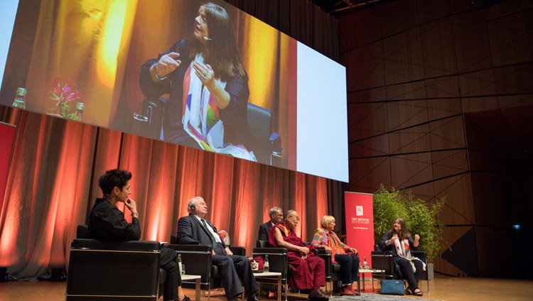 Rebecca Johnson, một nhà lãnh đạo chiến dịch quốc tế chống vũ khí hạt nhân (ICAN), phát biểu tại cuộc thảo luận về phi bạo lực tại Toà Hội Nghị Darmstadtium ở Darmstadt, Đức vào 19 tháng 9, 2018. Ảnh của Manuel Bauer