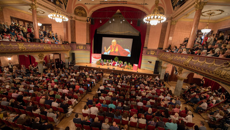 Một quang cảnh của hội trường tại Kongresshaus Stadthalle Heidelberg trong lúc Thánh Đức Đạt Lai Lạt Ma phát biểu khai mạc tại cuộc đối thoại về “Hạnh phúc và Trách nhiệm” ở Heidelberg, Đức ngày 20 tháng 9, 2018. Ảnh của Manuel Bauer