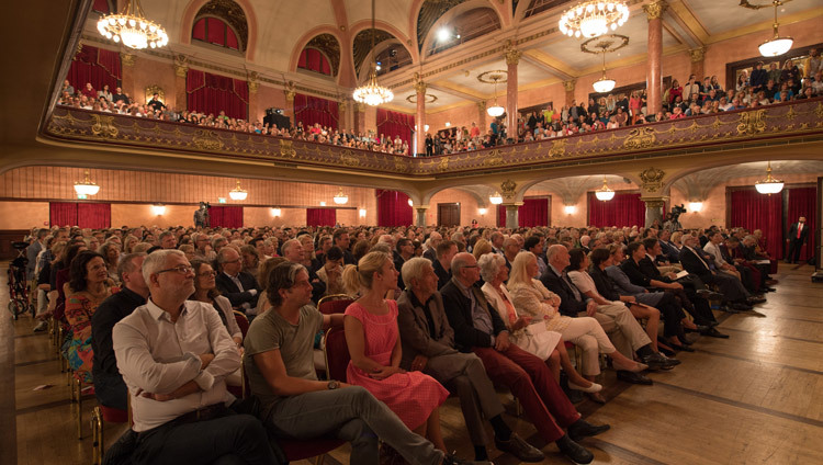 Các thành viên của khán giả lắng nghe các diễn giả tại cuộc đối thoại về “Hạnh phúc và Trách nhiệm” tại Kongresshaus Stadthalle Heidelberg ở Heidelberg, Đức vào 20 tháng 9, 2018. Ảnh của Manuel Bauer