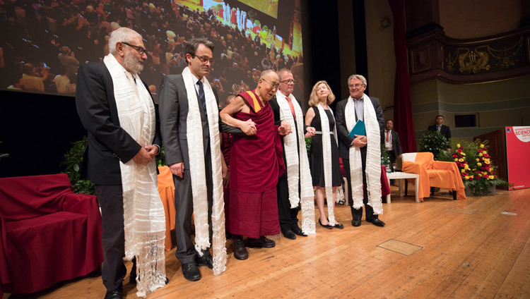 Thánh Đức Đạt Lai Lạt Ma và những người tham luận viên vào lúc kết thúc cuộc đối thoại về “Hạnh phúc và trách nhiệm” tại Kongresshaus Stadthalle Heidelberg ở Heidelberg, Đức vào 20 tháng 9, 2018. Ảnh của Manuel Bauer