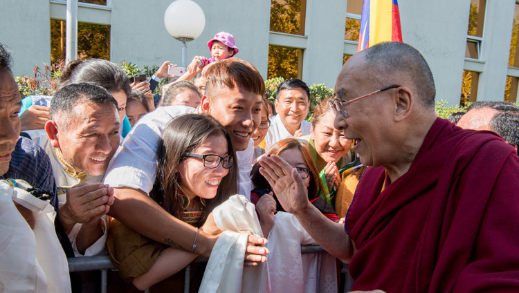 11. Thánh Đức Đạt Lai Lạt Ma tương tác với các thành viên của cộng đồng Tây Tạng tập trung tại khách sạn để cung đón Ngài khi Ngài đến Zurich, Thụy Sĩ vào 20 tháng 9, 2018. Ảnh của Manuel Bauer