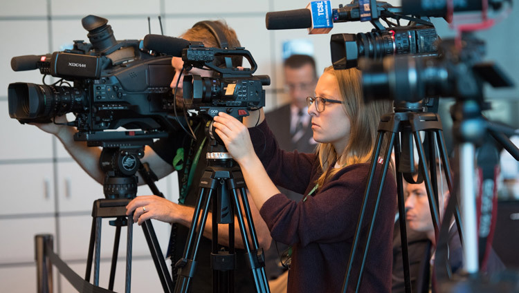Những chiếc máy quay phim hướng về phía Thánh Đức Đạt Lai Lạt Ma trong cuộc gặp gỡ của Ngài với các thành viên của giới truyền thông ở Zurich, Thụy Sĩ vào 21 tháng 9, 2018. Ảnh của Manuel Bauer