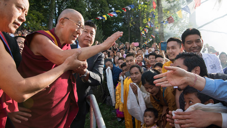 Thánh Đức Đạt Lai Lạt Ma vẫy tay chào đám đông người Tây Tạng đang tụ tập để cung đón Ngài quang lâm đến Viện Tây Tạng Rikon ở Rikon, Thụy Sĩ vào 21 tháng 9, 2018. Ảnh của Manuel Bauer