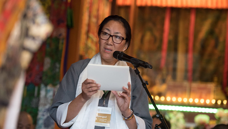 Tiến sĩ Karma Dolma Lobsang, Chủ tịch Viện Tây Tạng Rikon (TIR) phát biểu tại buổi lễ kỷ niệm 50 năm thành lập Viện tại Rikon, Thụy Sĩ vào 21 tháng 9, 2018. Ảnh của Manuel Bauer