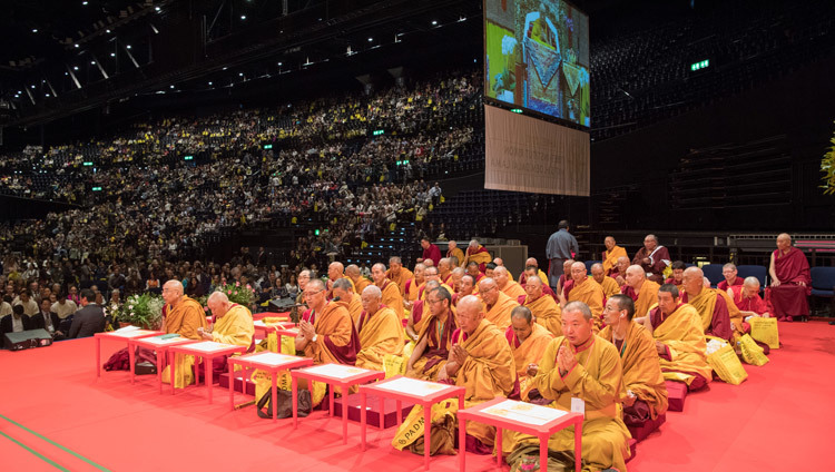 Chư Tôn túc trưởng thượng của cộng đồng tu viện Tây Tạng an toạ phía trên khán đài nơi Pháp Hội của Thánh Đức Đạt Lai Lạt Ma tại Zurich Hallenstadion ở Zurich, Thụy Sĩ vào 23 tháng 9, 2018. Ảnh của Manuel Bauer