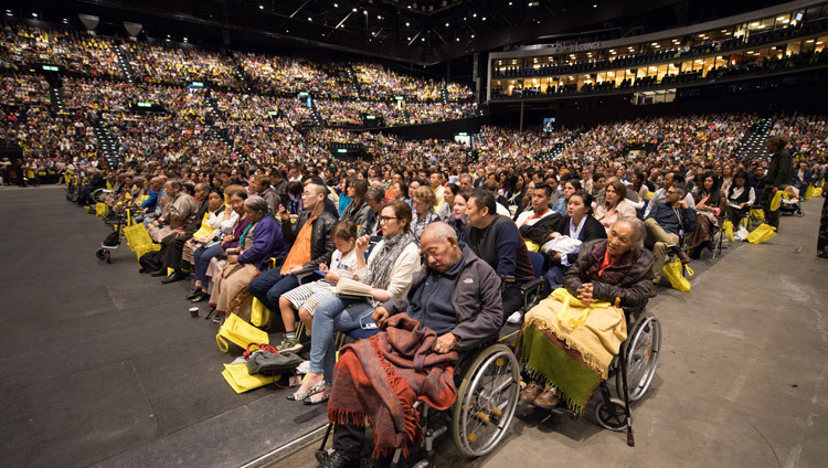 Quang cảnh của nhiều người trong số hơn 9.000 người đang theo học Pháp của Thánh Đức Đạt Lai Lạt Ma tại Zurich Hallenstadion ở Zurich, Thụy Sĩ vào 23 tháng 9, 2018. Ảnh của Manuel Bauer