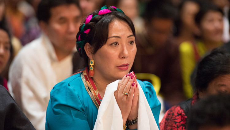 Một thành viên của khán giả của hơn 6.000 người Tây Tạng và những người ủng hộ Tây Tạng, đang lắng nghe Thánh Đức Đạt Lai Lạt Ma trong cuộc gặp gỡ của họ tại Zurich Hallenstadion ở Zurich, Thụy Sĩ vào 23 tháng 9, 2018. Ảnh của Manuel Bauer