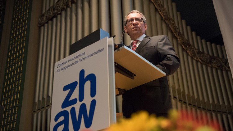 Jean-Marc Piveteau, Chủ tịch Đại học ZHAW (Đại học Khoa học Ứng dụng Zurich) giới thiệu hội nghị chuyên đề tại Trung tâm Hội nghị của trường đại học ở Winterthur, Thụy Sĩ vào 24 tháng 9, 2018. Ảnh của Manuel Bauer