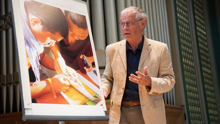 Tiến sĩ Rudolf Högger của Viện Tây Tạng Rikon sử dụng một bức ảnh để minh họa cho bài thuyết trình của ông tại cuộc thảo luận tại Hội thảo Khoa học ứng dụng Zurich ở Winterthur, Thụy Sĩ vào 24 tháng 9, 2018. Ảnh của Manuel Bauer