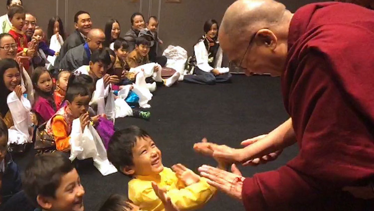 Thánh Đức Đạt Lai Lạt Ma vui vẻ chào mừng các cháu bé khi Ngài đến tham dự buổi gặp gỡ với các thành viên của cộng đồng Tây Tạng và các nhóm ủng hộ Tây Tạng ở Malmö, Thụy Điển vào 13 tháng 9, 2018. Ảnh của Tseten Samdup