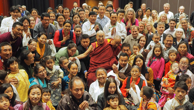 Thánh Đức Đạt Lai Lạt Ma chụp ảnh nhóm với các thành viên của cộng đồng Tây Tạng và các nhóm ủng hộ Tây Tạng sau cuộc gặp gỡ của họ ở Malmö, Thụy Điển vào 13 tháng 9, 2018. Ảnh của Jeremy Russell