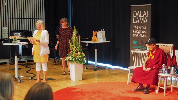 Phó Hiệu trưởng Cecilia Christersson giới thiệu Thánh Đức Đạt Lai Lạt Ma trước khi diễn thuyết tại Đại học Malmö ở Malmö, Thụy Điển ngày 13 tháng 9, 2018. Ảnh của Jeremy Russell