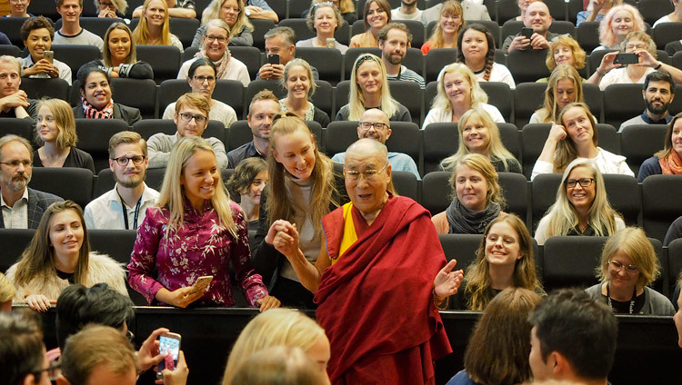 Thánh Đức Đạt Lai Lạt Ma chụp ảnh với các thành viên của khán giả sau khi nói chuyện với sinh viên tại Đại học Malmö ở Malmö, Thụy Điển vào 13 tháng 9, 2018. Ảnh của Jeremy Russell
