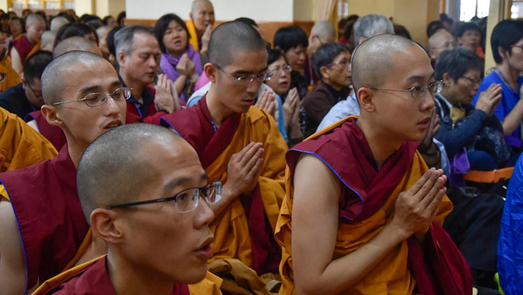 Các thành viên của khán giả đến từ Đài Loan bên trong Chùa Tây Tạng chính đọc những lời cầu nguyện vào lúc bắt đầu Pháp Hội của Thánh Đức Đạt Lai Lạt Ma tại Dharamsala, HP, Ấn Độ vào 3 tháng 10, 2018. Ảnh của Tenzin Phende / DIIR