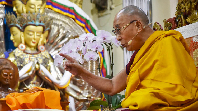 Thánh Đức Đạt Lai Lạt Ma thuyết Pháp trong ngày đầu tiên của Pháp Hội bốn ngày tại Chùa Tây Tạng chính ở Dharamsala, HP, Ấn Độ vào 3 tháng 10, 2018. Ảnh của Tenzin Phende / DIIR