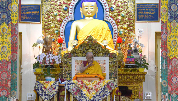 Thánh Đức Đạt Lai Lạt Ma thuyết Pháp trong ngày đầu tiên của Pháp hội bốn ngày tại Chùa Tây Tạng chính ở Dharamsala, HP, Ấn Độ vào 3 tháng 10, 2018. Ảnh của Tenzin Phende / DIIR