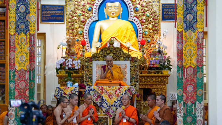 Chư Tăng Thái Lan tụng thuộc lòng Kinh Mangala tiếng Pali vào đầu ngày thứ hai của Pháp Hội Thánh Đức Đạt Lai Lạt Ma tại Tu viện chính Tây Tạng ở Dharamsala, HP, Ấn Độ vào 4 tháng 10, 2018. Ảnh của Thượng toạ Tenzin Jamphel