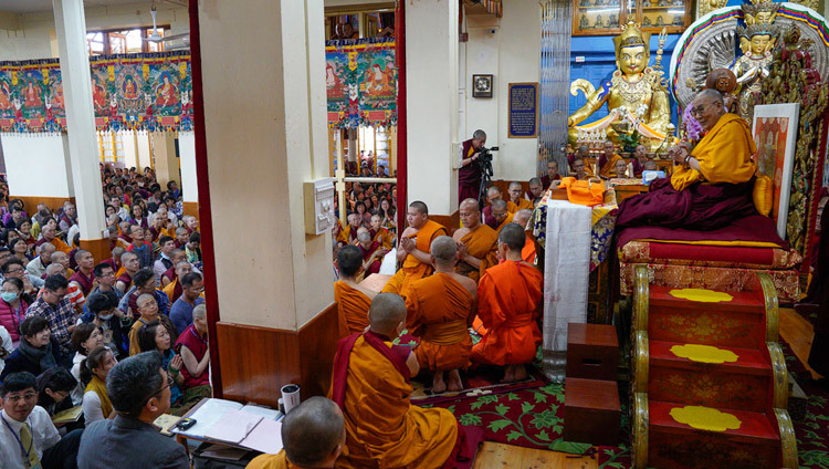 Chư Tăng Thái Lan tụng Kinh “Mangala” bằng tiếng Pali vào đầu ngày thứ ba của Pháp Hội của Thánh Đức Đạt Lai Lạt Ma tại Chùa chính Tây Tạng ở Dharamsala, HP, Ấn Độ vào 5 tháng 10, 2018. Ảnh của Thượng toạ Tenzin Jamphel